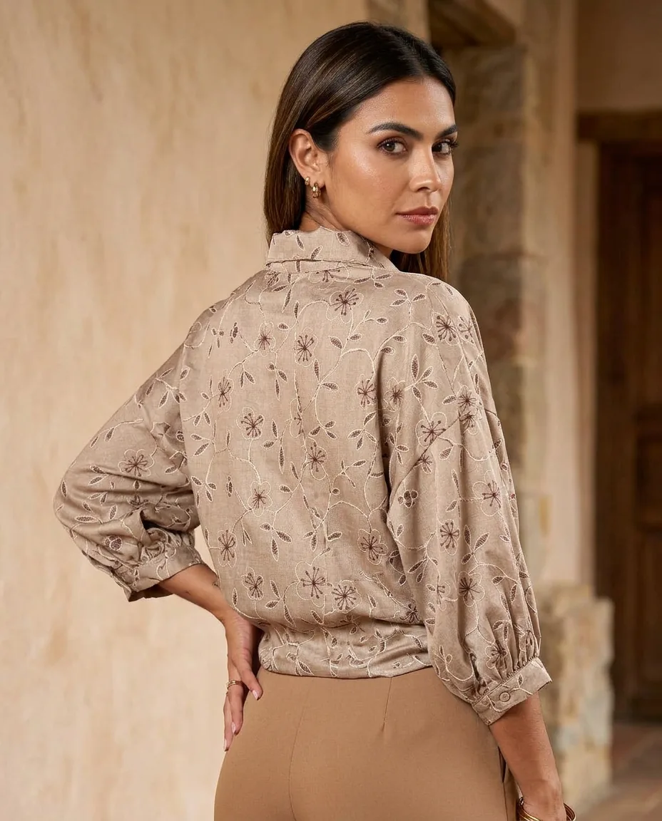 Detalle de Blusa Patty Ojalillo de YACADI.