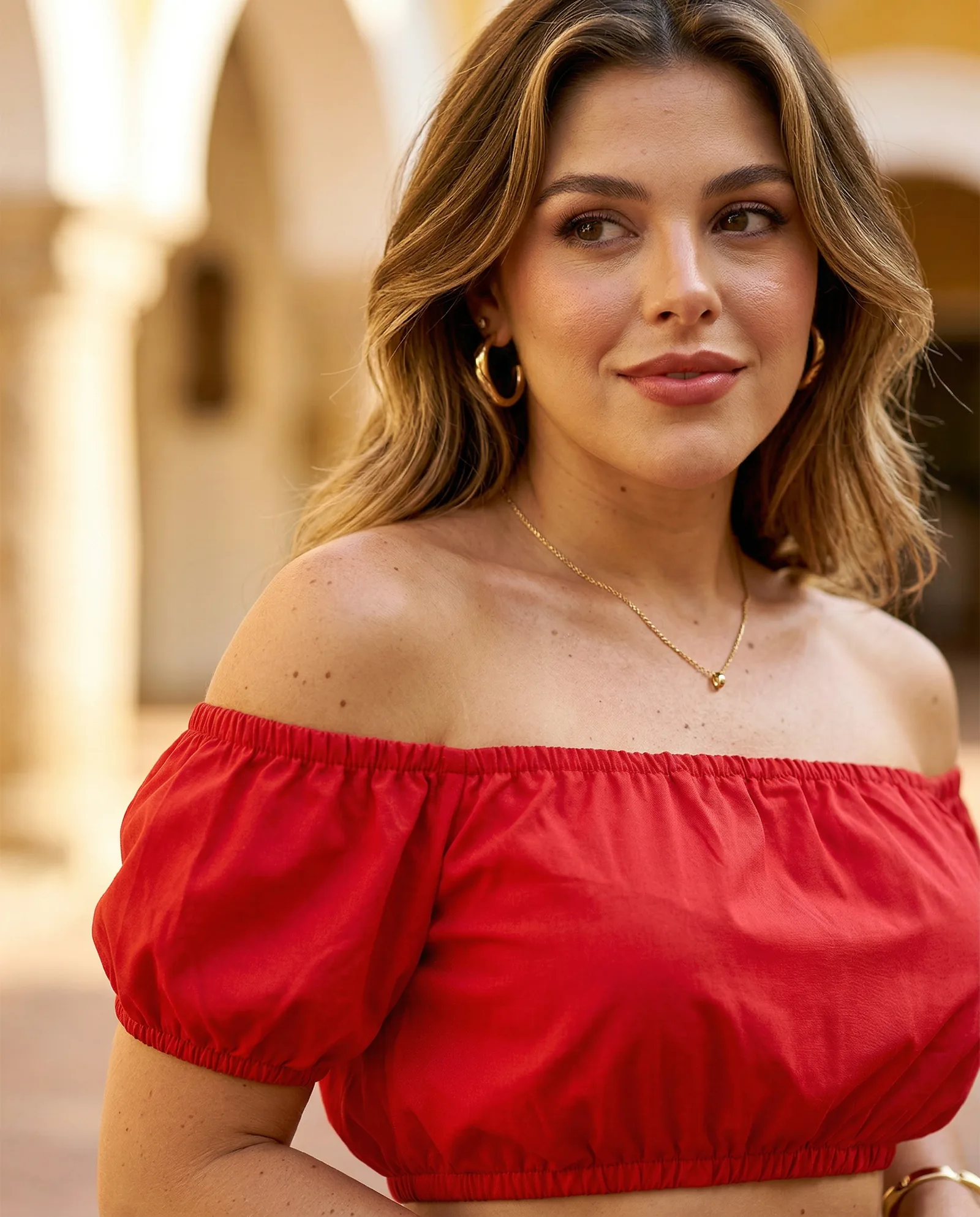 Foto provisional cercana de look femenino YACADI en tonos rojos.